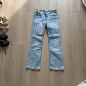 Light Wash Wide-Leg Women’s Jeans